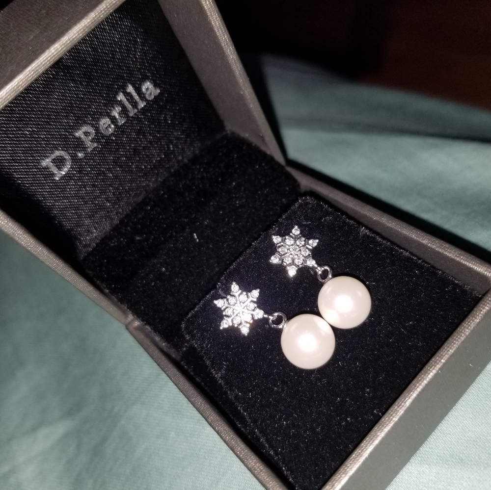 925 Sterling Silver Pearl Snowflake Stud Earrings - Picture 3 of 5